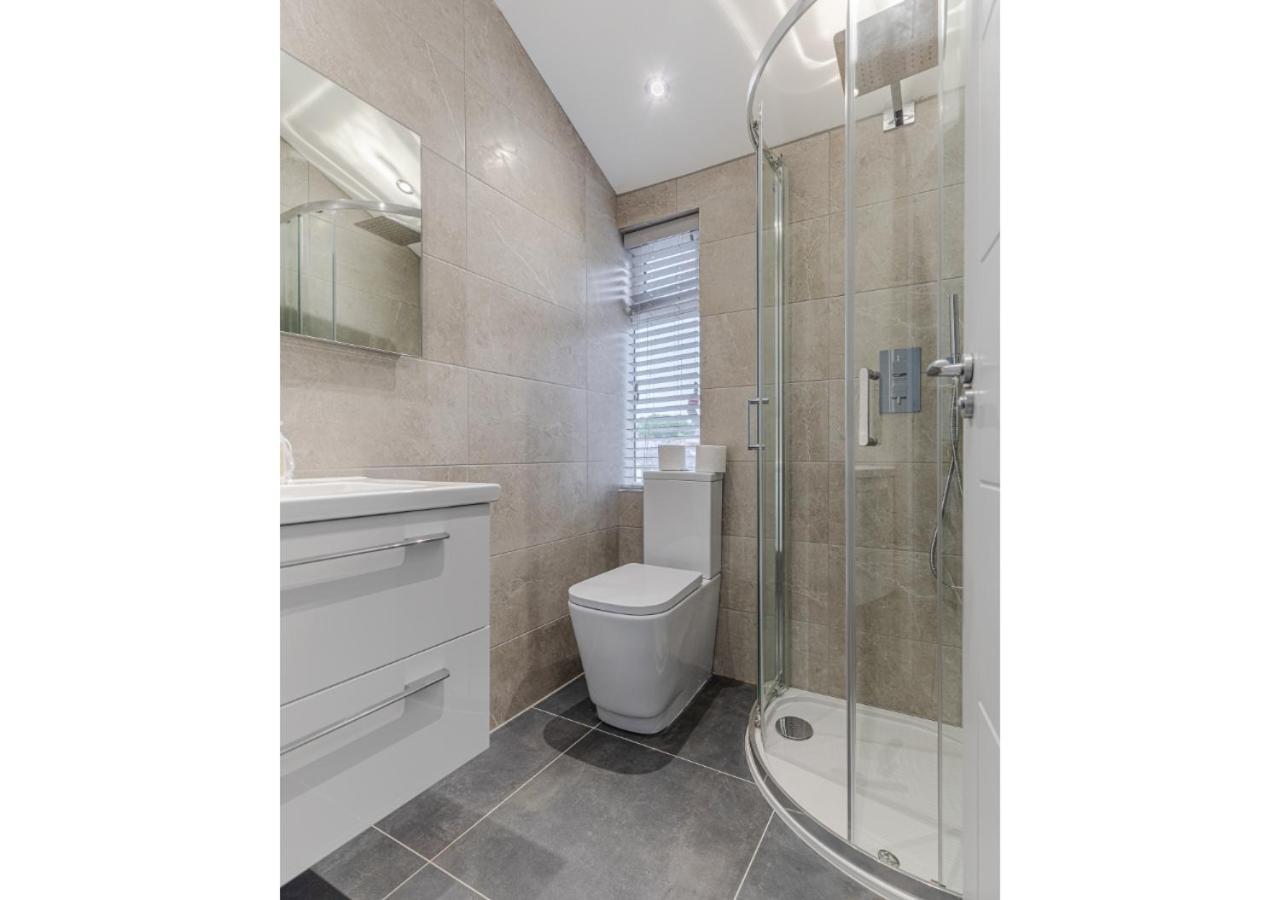 Cozy And Stylish 2 Bedroom Flat In Greater London Exterior foto
